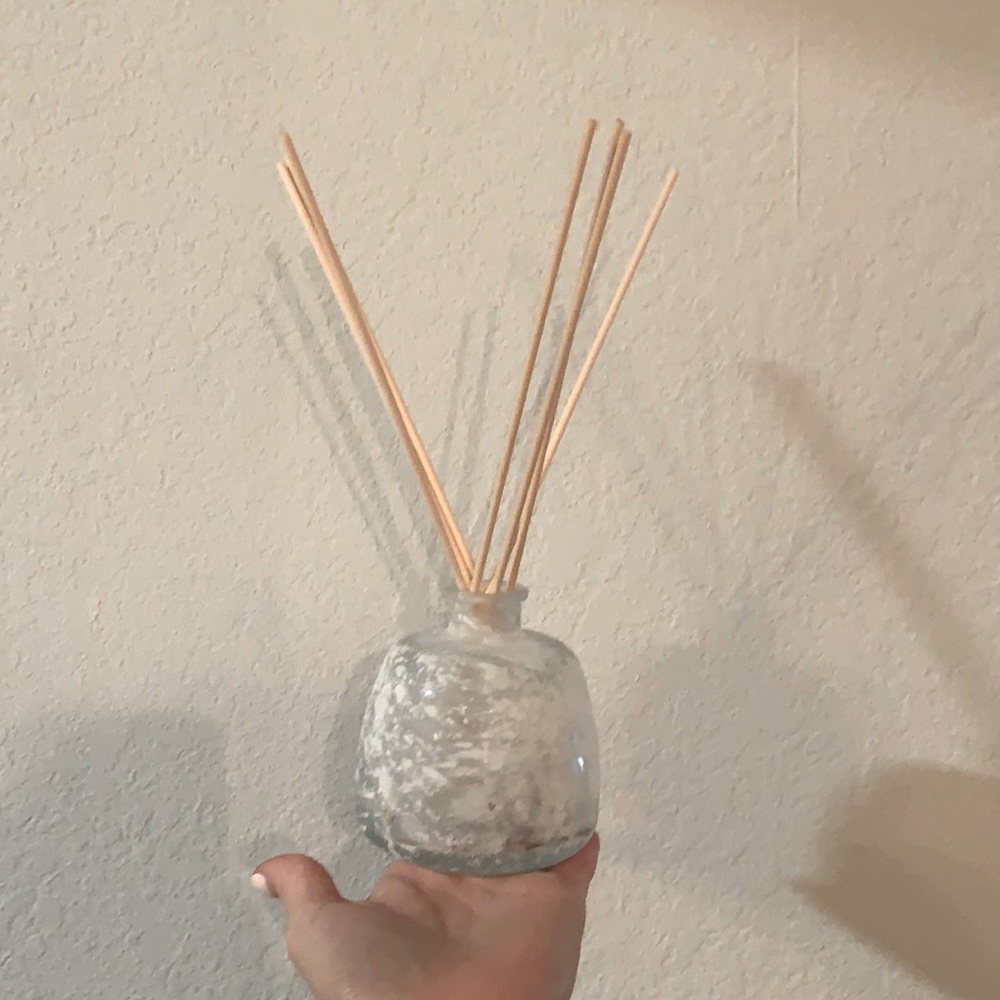 Reed diffuser. No liquid included.